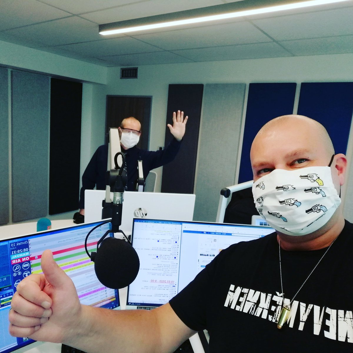 PetaBroza's tweet photo. Vysílání musí normálně běžet a tak i dnes přišel do studia mluvčí ŘSD Honza Rýdl 😉
#dobrerano #radioblanik #coronavirus #covid19 https://t.co/kDiyy6pANs