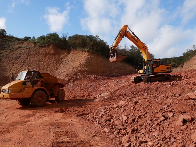 Feurst_Safe's tweet photo. La #mine de l’#Arboussas à Bédarieux du groupe familial #Garrot #Chaillac produit de la #Bauxite à destination des cimenteries. C’est là qu’une pelle #Hyundai HX300L avec son #godet aux pointes fines (#Feurst) entre en scène...
https://t.co/hmi0P3mMDx https://t.co/oGhjknQpUb