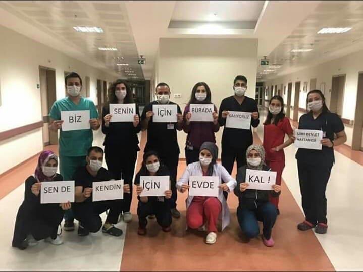 siirtunidakik's tweet photo. SORUN KÜRESEL MÜCADELE ULUSAL 

#EvdeKal etiketiyle 
Biz bilinçlendirmemizi yaptık.

@SiuHemsirelik mesajınızı aldık

Sıra sizde @YASAT56 https://t.co/mpVySDvnjY