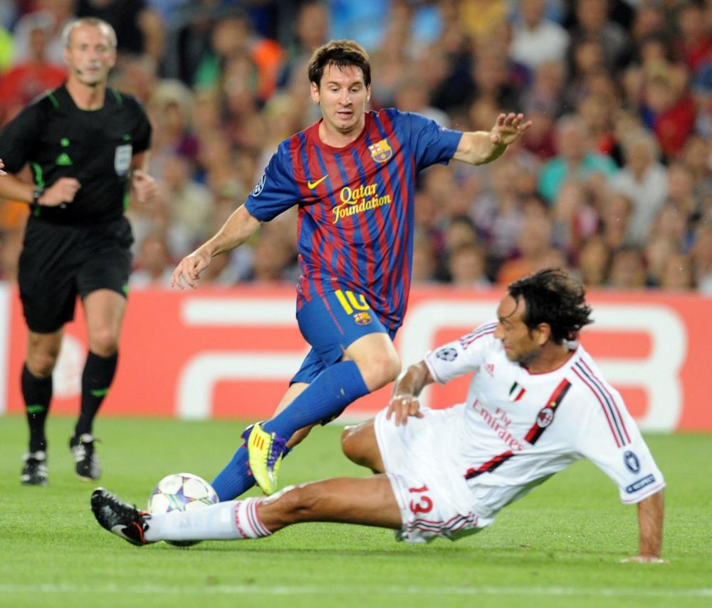 ChiamarsiBomber's tweet photo. Alessandro #Nesta compie 44 anni.
Potremmo dire tante cose su di lui. Per esempio che è stato il miglior difensore centrale del mondo per tante stagioni.
Ripensandoci però, quest'immagine dice già abbastanza.
Tanti auguri Sandro. https://t.co/92NPkV0ur2