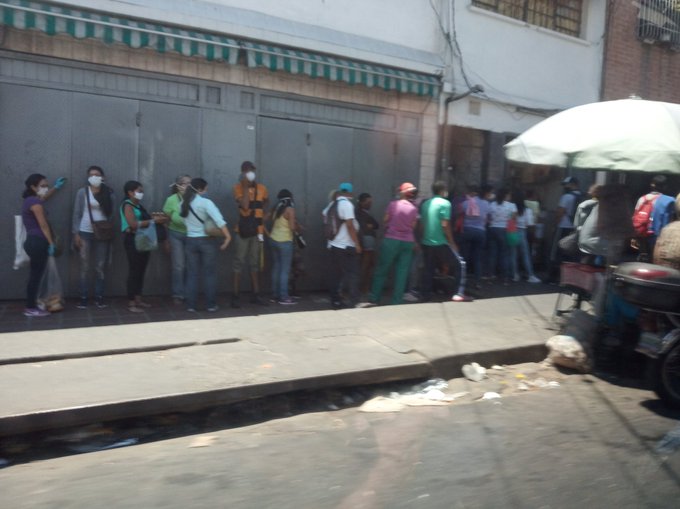 (hilo) #19Mar preocupa que desde el día 1 d cuarentena en #Catia este tipo de aglomeraciones sean más frecuentes, sin que exista la distancia prudente para evitar el contagio del #Covid19 la gente no esta dando el uso correcto al tapa boca. #QuedateEnCasa 

foto: @LosOjosDeCatia