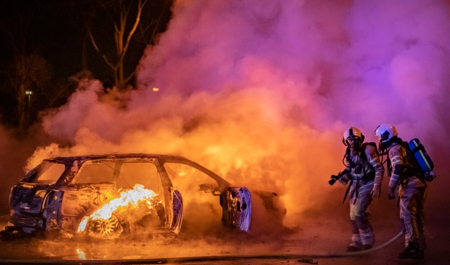 Auto in lichterlaaie op parkeerplaats Houten [HOUTEN] Op een parkeerplaats aan de Oud Wulfseweg in Houten is vannacht een auto volledig uitgebrand.