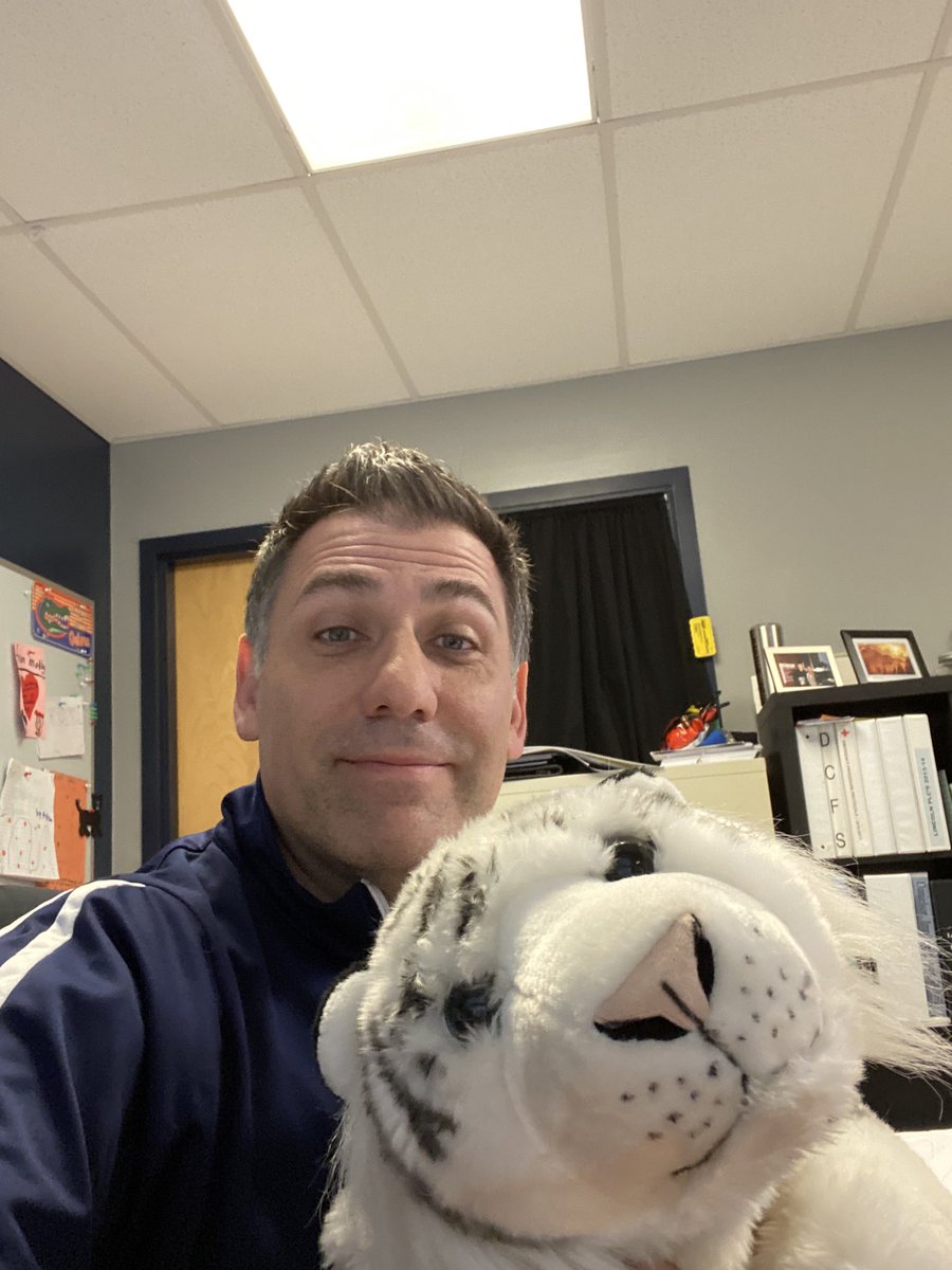 LincWildcats's tweet photo. Lincoln E-Learning Spirit Week continues! Share a picture doing your schoolwork with your favorite stuffed animal or your pet! #ilschoolsstepup #yourcommunityschools https://t.co/fdB9E0vcgu