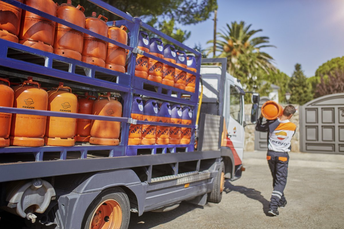 Begonaelices's tweet photo. Mi gratitud infinita para el personal sanitario, cajeros y reponedores de supermercados, equipos de limpieza, cuerpos y fuerzas de seguridad… y mi cariño más especial para mis compañeros de @Repsol que de manera anónima y personal se ocupan de que el mundo siga funcionando. https://t.co/w0LS4SlwTI