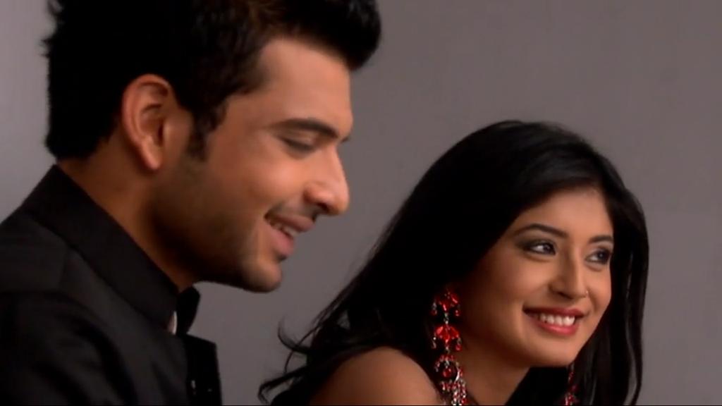 Their smiles & look at the way he is looking at her  #KitaniMohabbatHai2