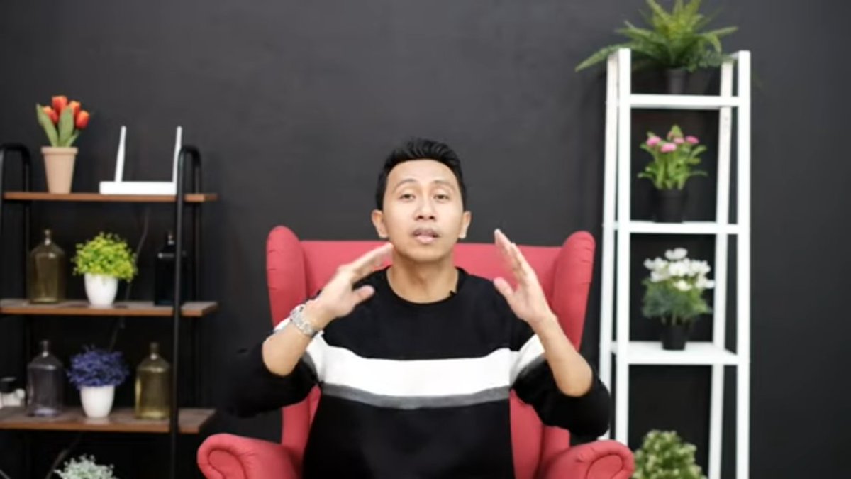 "Kalau dia ngilang dari hidup lu, dia yang rugi. Karena lu itu high value woman. Lu berhak siapa orang yang pantas masuk ke hidup lu. Lu bukan cewek  yang mengemis2 org untuk stay di hidup lu. No. Lu yang memilih orang yang beruntung untuk bisa dihidup lu. Inget itu." <a href="/radenrauf/">Raden Rauf AM</a>