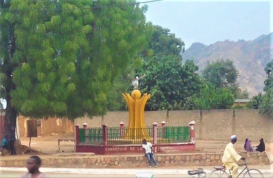 gampsonfranck's tweet photo. Découvrir le #Cameroun➡😱🌇💚❤💛
Welcome to #Cameroon
#J61 #suivezleguide @AdaMbita @ckomentmagazine
Mayo Oulo - Carrefour de la paix
#237RaisonsDeVoyager #237DaysTrip
#TotalCHAN2020 https://t.co/Jglh4ZJH0r