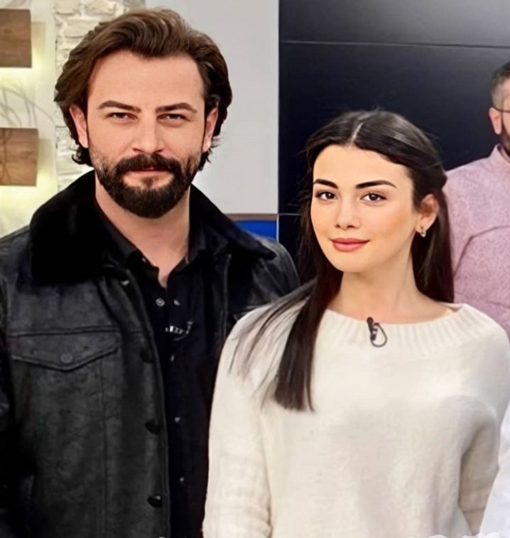 CastleVivita's tweet photo. I guess CHEMISTRY is just another word for LOVE. #ÖzBerk🐣💞🐻🍃
These pictures show us the good partnership together Özge and Gökberk have formed 👩🏻💟🧔. Happy to see them with a smile on their faces and joy in their hearts.
#ÖzgeYağiz #GökberkDemirci #dimpledcouple #ReyEm https://t.co/EbgCxMfsh7