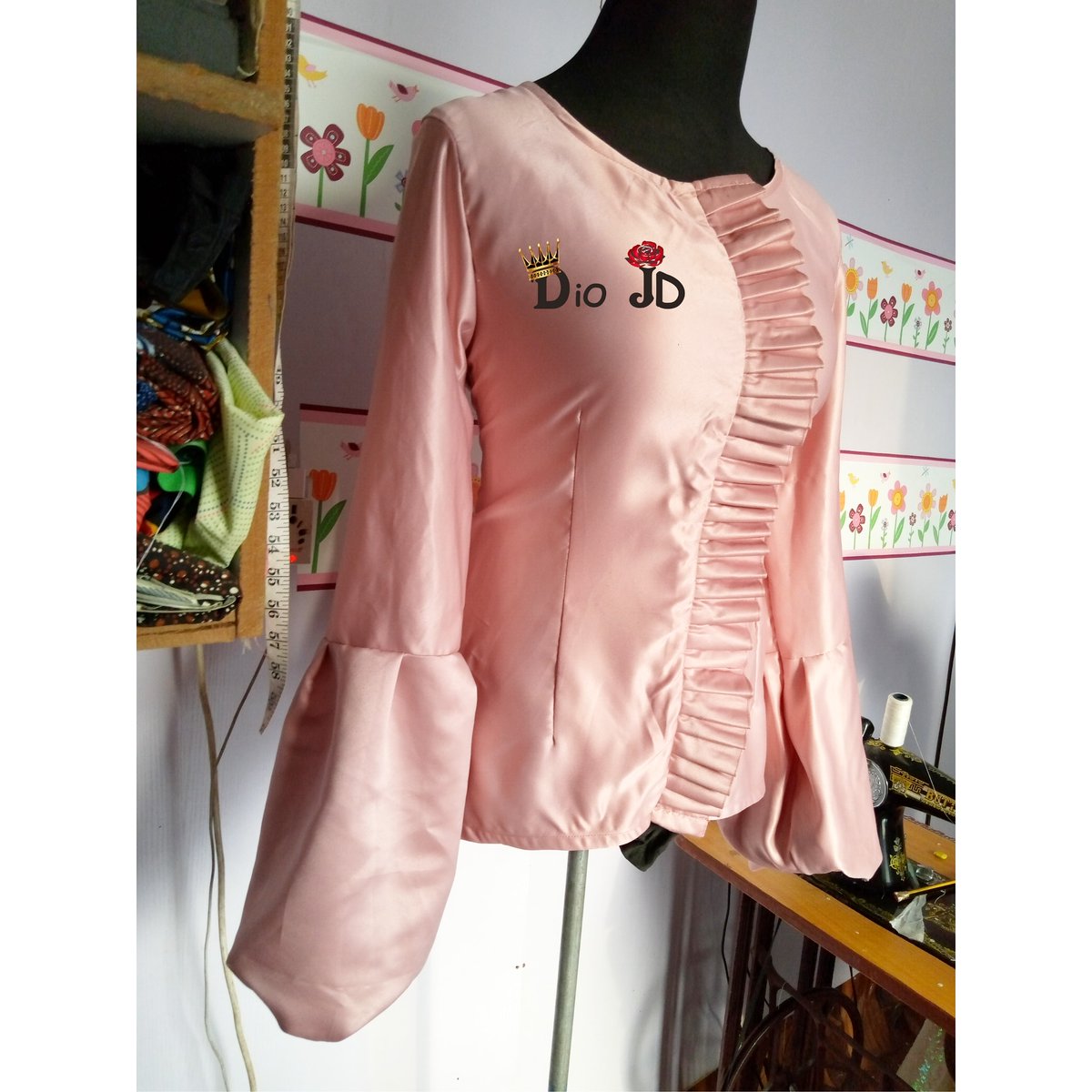 DioJD_'s tweet photo. 🌹We make cloths from classic to funky ladies 🌹
#DioJD #blouse #top #ladieswears #officeblouse #churchwear #regal #shirt #classic #madeinnigeria🇳🇬 #ladies #fashion #casualwear #officewear #ThursdayMotivation https://t.co/aCWXiQtXYq