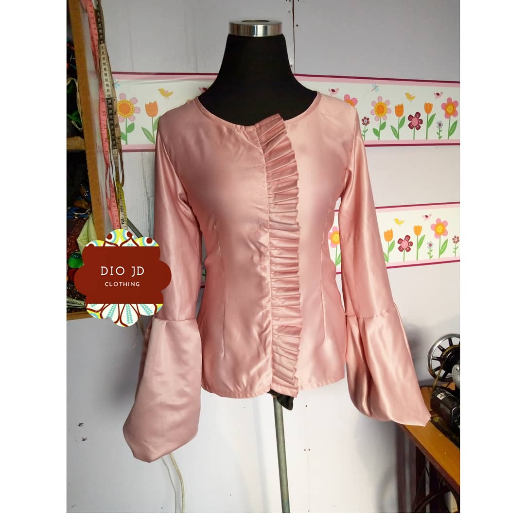 DioJD_'s tweet photo. 🌹We make cloths from classic to funky ladies 🌹
#DioJD #blouse #top #ladieswears #officeblouse #churchwear #regal #shirt #classic #madeinnigeria🇳🇬 #ladies #fashion #casualwear #officewear #ThursdayMotivation https://t.co/aCWXiQtXYq