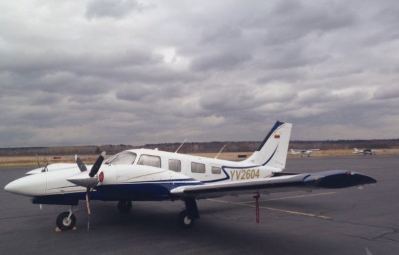 revistavay's tweet photo. Si no se dio -pese al importante esfuerzo- con la ubicación del bimotor #Piper SENECA #YV2604 con 3 tripulantes abordó extraviado (el 23/01/20) en las inmediaciones de Higuerote ahora -con la cuarentena- todo
se hace cuesta arriba ...#midiariozulia #QuedateEnCasa https://t.co/lQWlTdrFWy