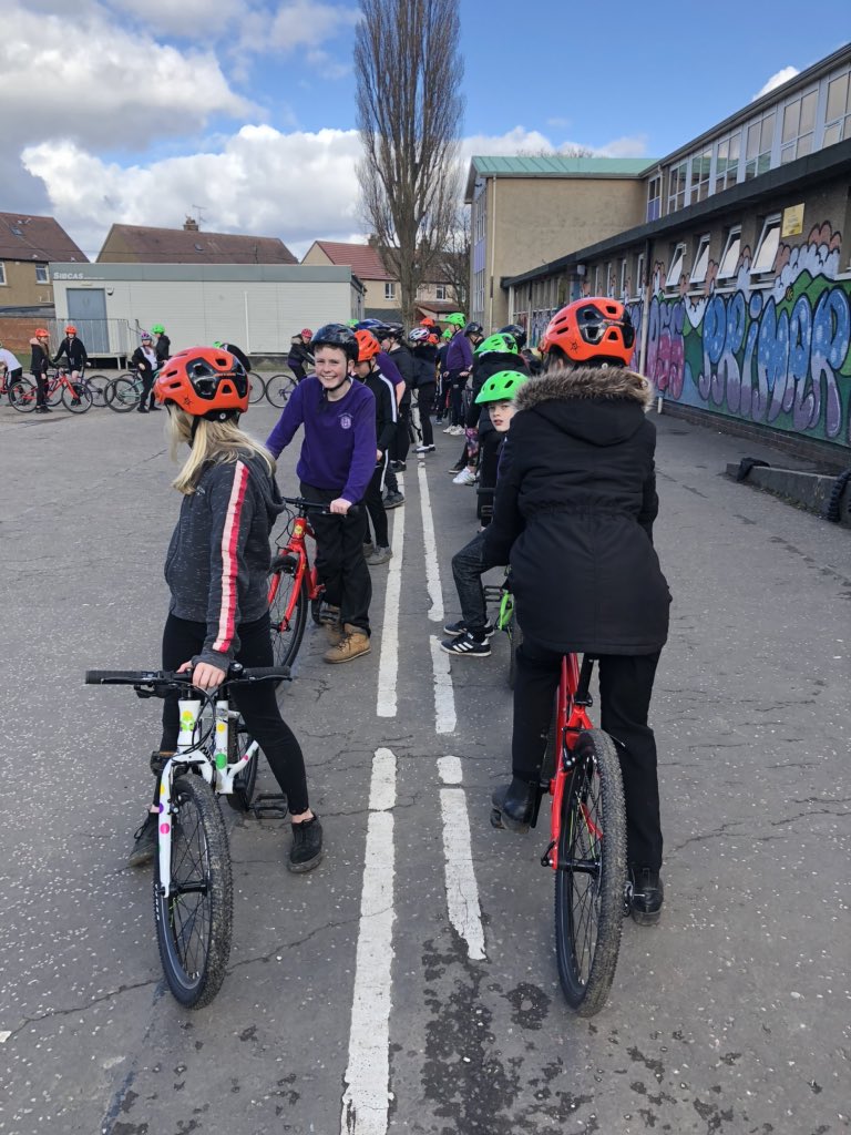 beanX_McQuade's tweet photo. #BPSBikeability @beanxmrsedwards @beanxmissrisk π΄π»ββοΈπ΄πΌπ΄πΌββοΈ https://t.co/NsxUZHh59m