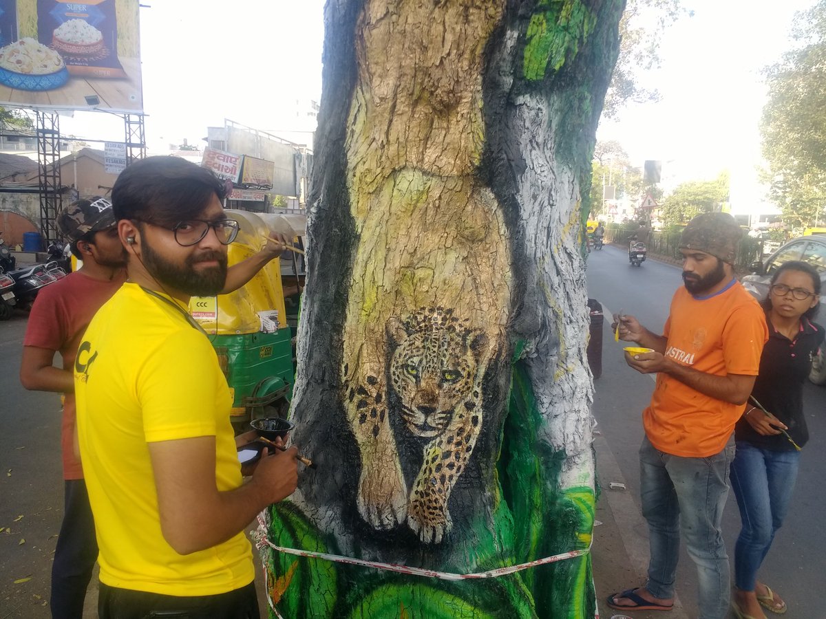 BrijrajsinhVal4's tweet photo. Great initiative of @AmdavadAMC pilot project at SHAHIBAUG... 
#Wildlife_Painting_on_trees
By:- Mr.Gajjar &amp; his team...
Reduce night accident with trees...
Improve visibility and #awareness_on_wildlife...
#hope_4_final_approvement
@vnehra @AmdavadAMC 
#Pic_by :- @BrijrajsinhVal4 https://t.co/MPNFwhMV13