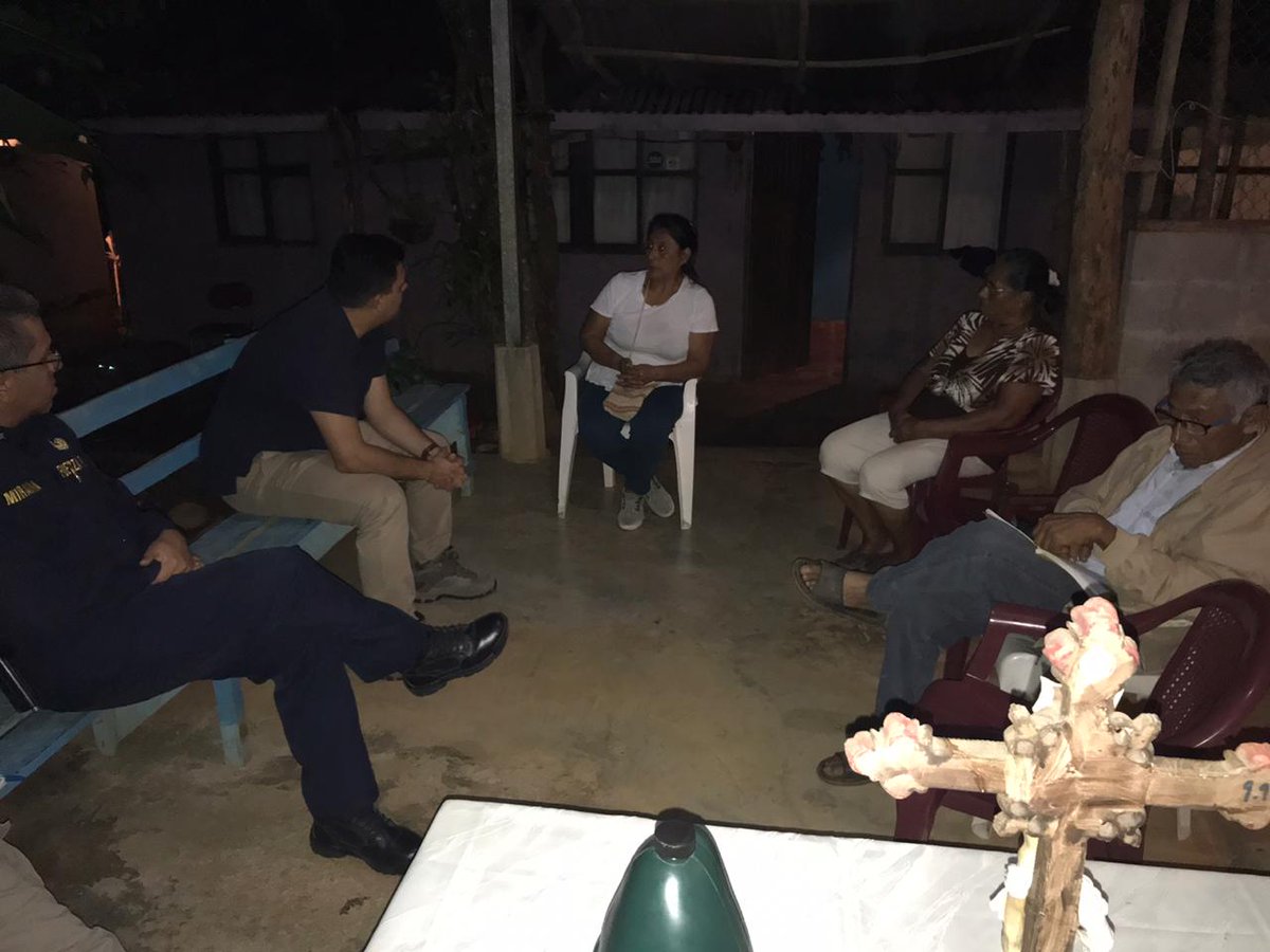 seguridadcrc's tweet photo. El viceministro de Seguridad @edusolanosolano y oficiales de #FuerzaPublicaCR conversaron con el Mayor Manuel Villanueva, indígena Bröran , Pablo Sibas, líder indígena y la familia Rivera: don Enrique, doña Digna y doña Elides en #Terraba y buscan un acercamiento integral. https://t.co/Rt6GRzSJ3k