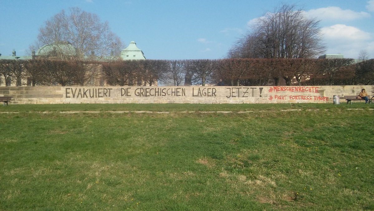 Gegenüber vom sächsischen Landtag steht seit heute Nacht: Evakuiert die griechischen Lager jetzt! #wirhabenplatz #dd1903 #Dresden #Lesvos #solidarity #fightfortresseurope 
@antifa_dresden @sfr_ev @sax_lt