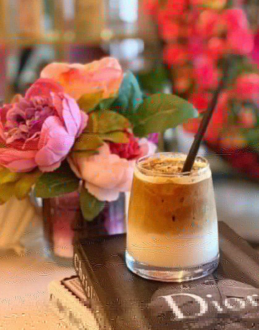 'كُن بَسيطا تكُن أجمل .. 
عش كما أنـت
 لآ تتصنع شخـصيات 
من أجـل أحـدهـم ؛
فمن لا تعجبه ذاتك 
لا يستحقك !!