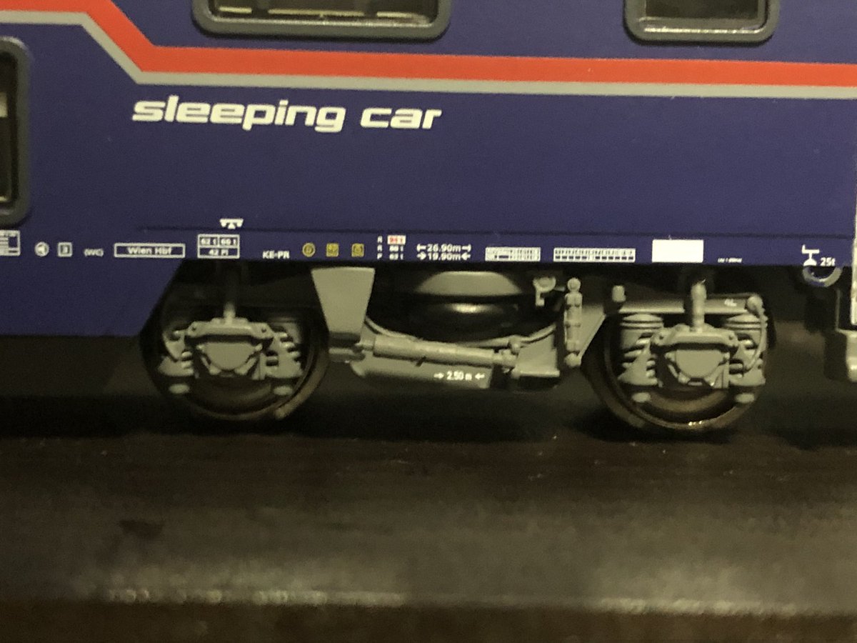usEZOSfQbTowzIn's tweet photo. nightjetの客車は台車2種類あるのね！
2階建てはウィング円筒案内のヨーダンパ、上下動ダンパー装備のインダイレクトマウントと重心の高さを補う高性能台車
通常の寝台はミンデン支持のスイングハンガーか乗り心地乗り比べてみたい！
＃nightjet
＃LSmodel
＃HOゲージ https://t.co/5UuVRwJs8C