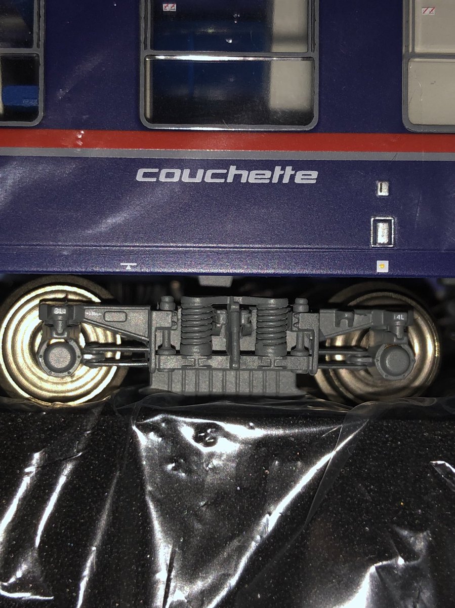 usEZOSfQbTowzIn's tweet photo. nightjetの客車は台車2種類あるのね！
2階建てはウィング円筒案内のヨーダンパ、上下動ダンパー装備のインダイレクトマウントと重心の高さを補う高性能台車
通常の寝台はミンデン支持のスイングハンガーか乗り心地乗り比べてみたい！
＃nightjet
＃LSmodel
＃HOゲージ https://t.co/5UuVRwJs8C