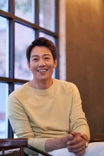 KoreanKrungy's tweet photo. #KimRaeWon is 39 years old today!

In #Doctors, he was Hong Jihong, the biology teacher-turned-neurosurgeon who changes the life of his wayward student Hye Jung, played by #ParkShinHye. He was also part of the cast of #LoveStoryInHarvard, #AThousandDaysPromise and #Punch. https://t.co/Af5gOChBub