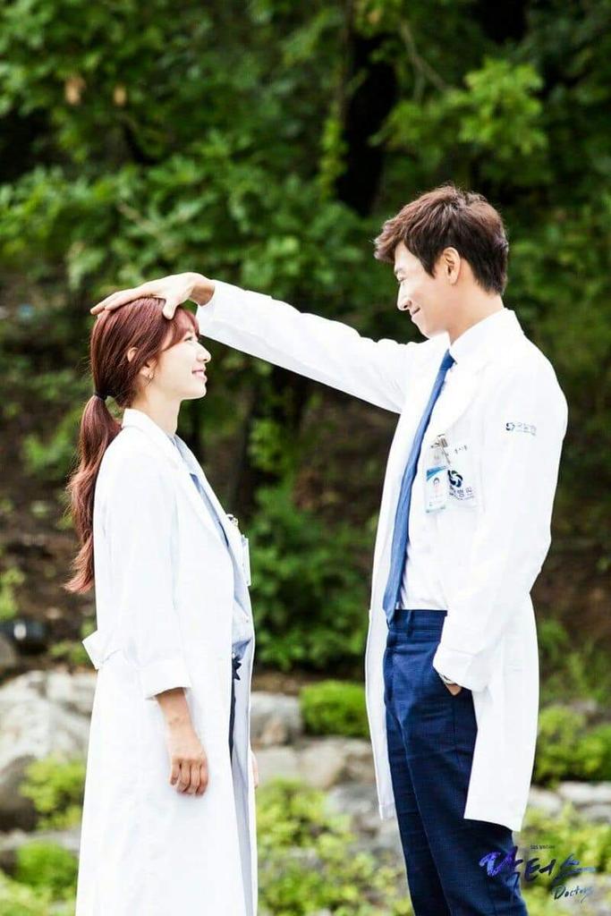 KoreanKrungy's tweet photo. #KimRaeWon is 39 years old today!

In #Doctors, he was Hong Jihong, the biology teacher-turned-neurosurgeon who changes the life of his wayward student Hye Jung, played by #ParkShinHye. He was also part of the cast of #LoveStoryInHarvard, #AThousandDaysPromise and #Punch. https://t.co/Af5gOChBub
