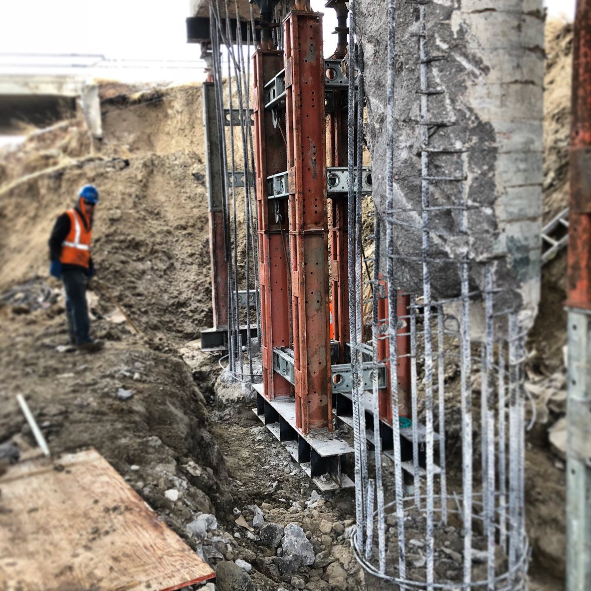 #abchance helical piles supporting interstate bridge to allow for repair of #concrete drilled shaft. #helicalpile #helicalpier #construction #engineering #shoring #drilledshaft #interstate #highway #foundationrepair #scaffolding