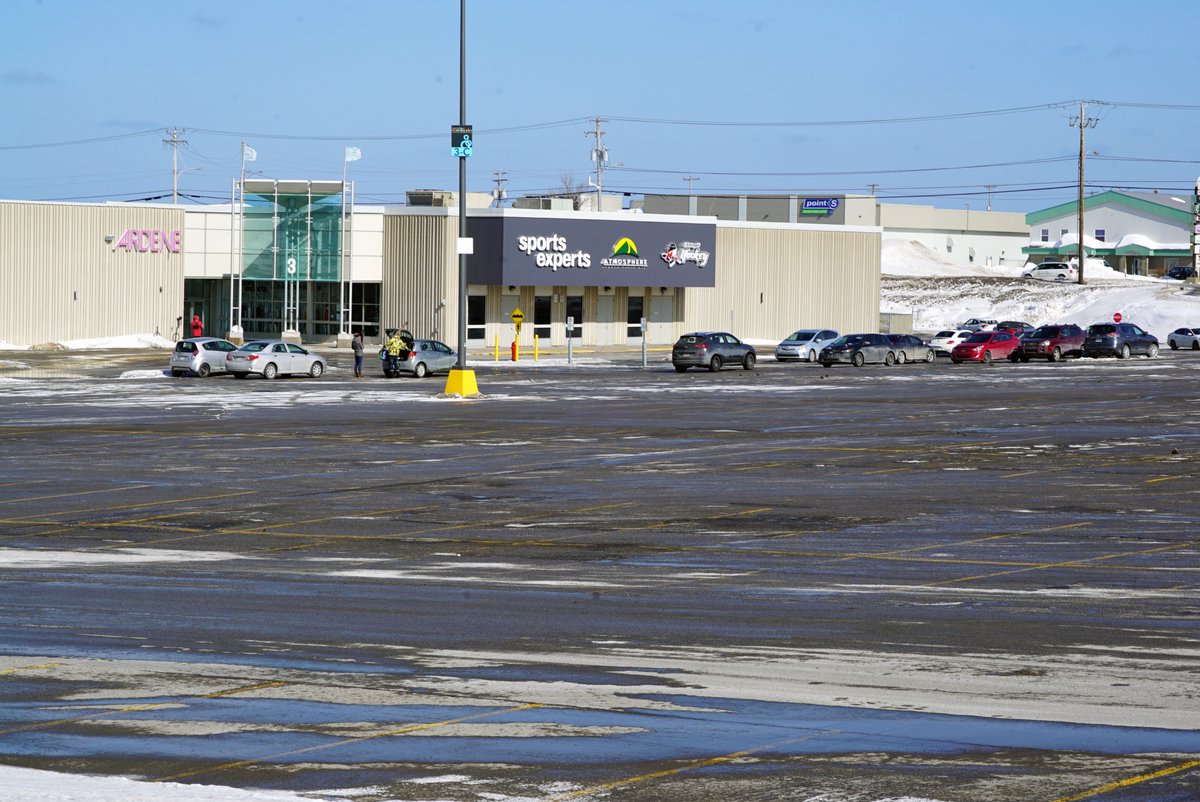 À Rimouski, des stationnements à moitié vides comme témoins du ralentissement de l'activité économique ici.radio-canada.ca/nouvelle/16742…