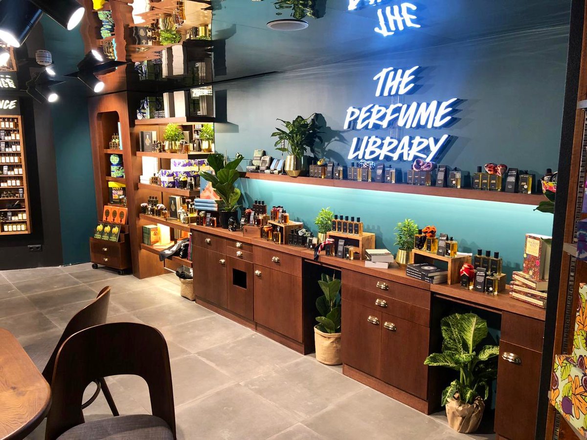 Lush_Russia's tweet photo. В Москве открылась Парфюмерная Библиотека LUSH! 🎉 В мире всего 9 таких мест, и теперь флагманский магазин на ул. Тверская, 4 - одно из них. Стильное концептуальное пространство с огромной коллекцией наших лучших ароматов и 30 книгами по парфюмерии и ароматерапии. https://t.co/eqnCO8vlnj