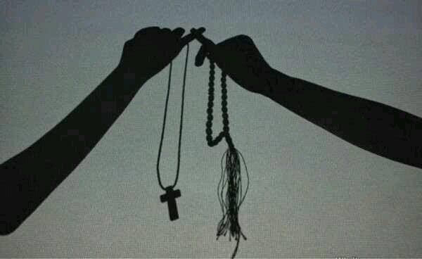 Sebagian orang pasti tau gimana sakitnya mencintai perbedaan ini.

“Nanti minta aku pada tuhanmu begitu pun aku minta kamu pada tuhanku”