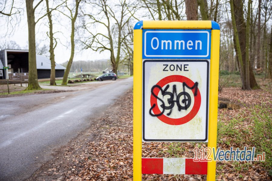 Talloze borden in het Laar bij #Ommen beklad met graffiti. 112Vechtdal.