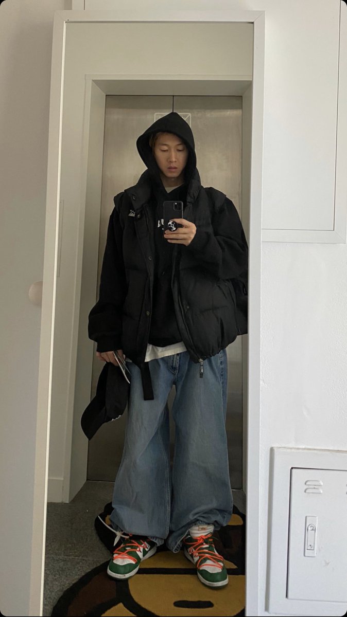 HyukNike's tweet photo. 설마,,,,, 같은 조끼야? 그런거야?
당신 참 24년동안 한결같은 새럼,,,💙
#장우혁 #XXXV https://t.co/VQJdSP1jTL
