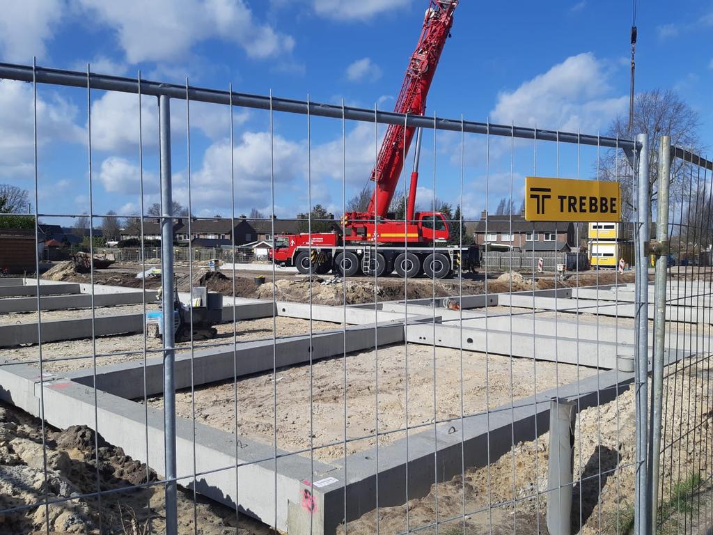 knarreprak's tweet image. #Hardenberg: de bouw van ons 3e #knarrenhof in Nl begon gisteren. Zonder feest ivm c...a. maar wel gewoon beginnen. 1 dag later ligt de fundering er al. De bouwers van @Trebbe1911 @AntjedeGroot zijn voortvarend uit de startblokken geschoten!