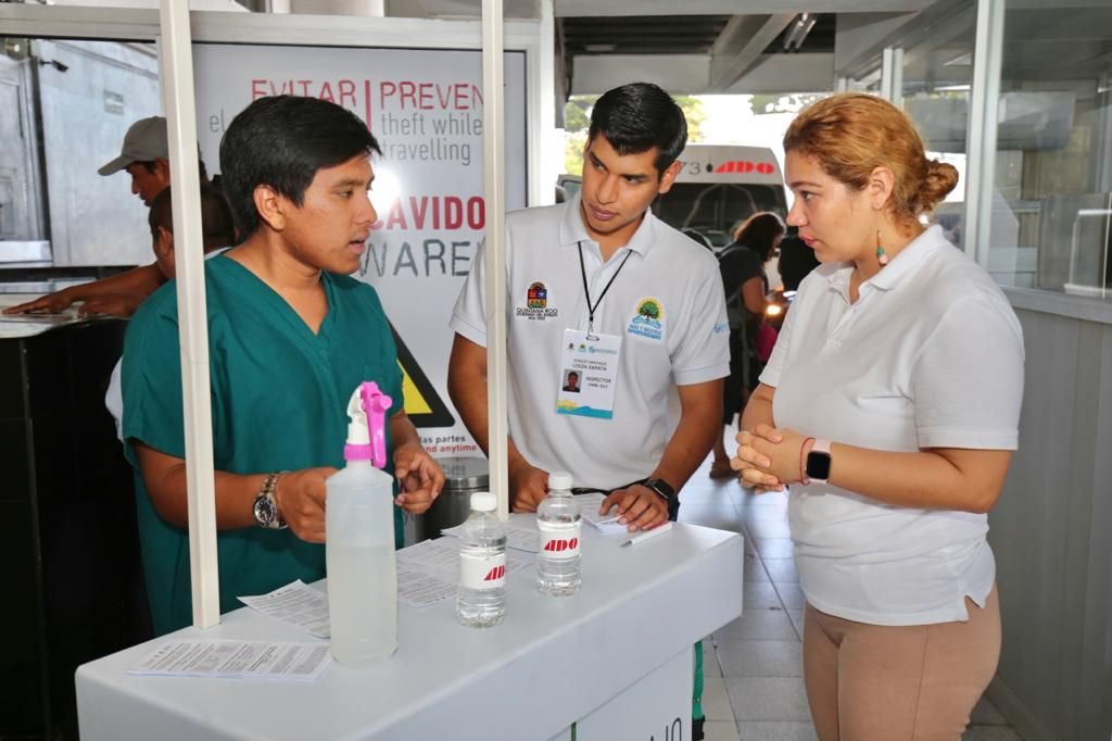 ComunicacionQR's tweet photo. ✅Para juntos cerrarle el paso al #Coronavirus 🦠 #COVID19 se capacita a personal de transporte.  🚕 🚎 

En #QuintanaRoo #JuntosSaldremosAdelante https://t.co/0GXWlPAher