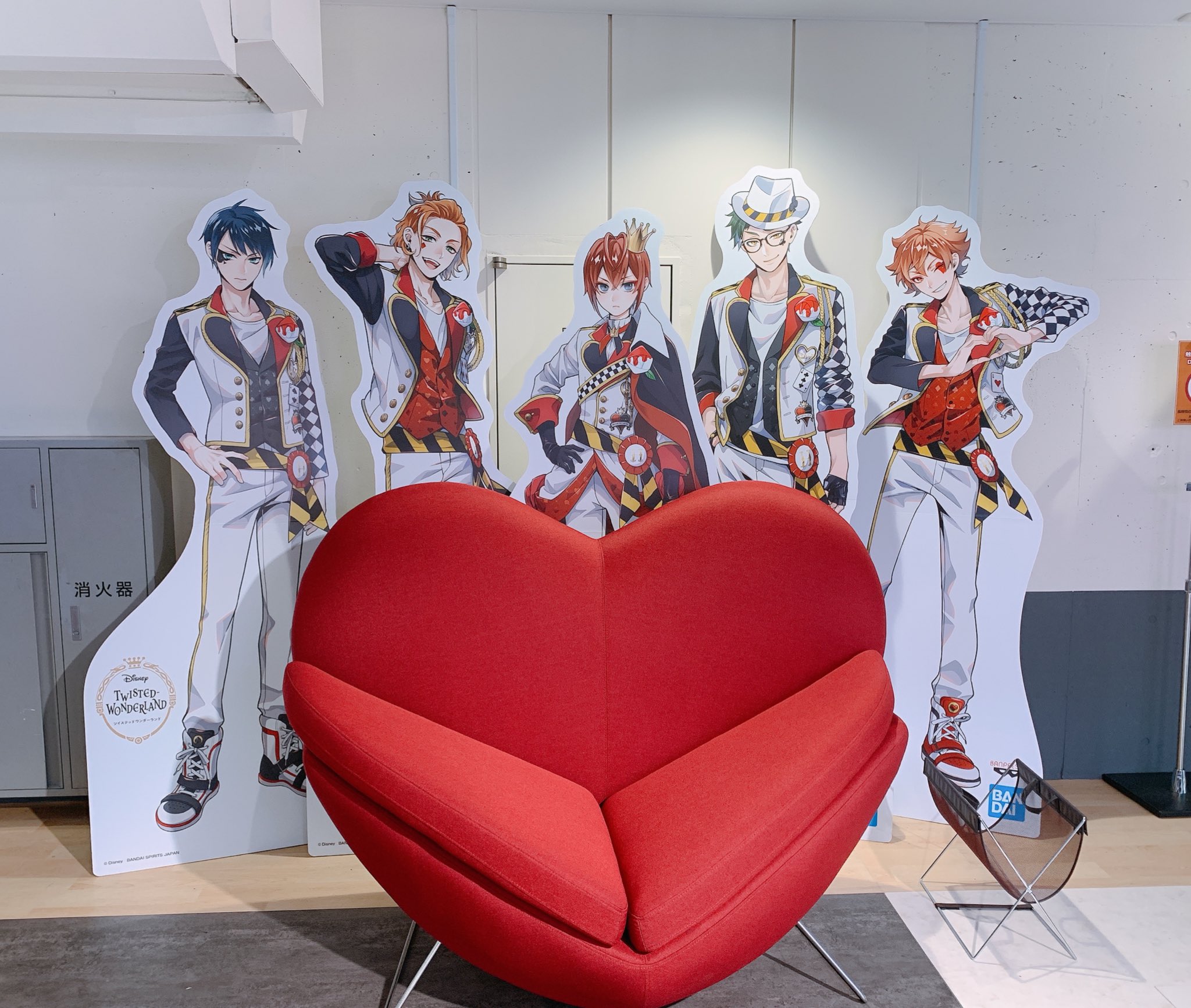 枢やな Staff 池袋のnamcoにハーツラビュルのみんながいたので撮らせてもらいました ハートの女王が座りそうな椅子をおいてもらってました 枢 T Co Jpx6z1iusb Twitter