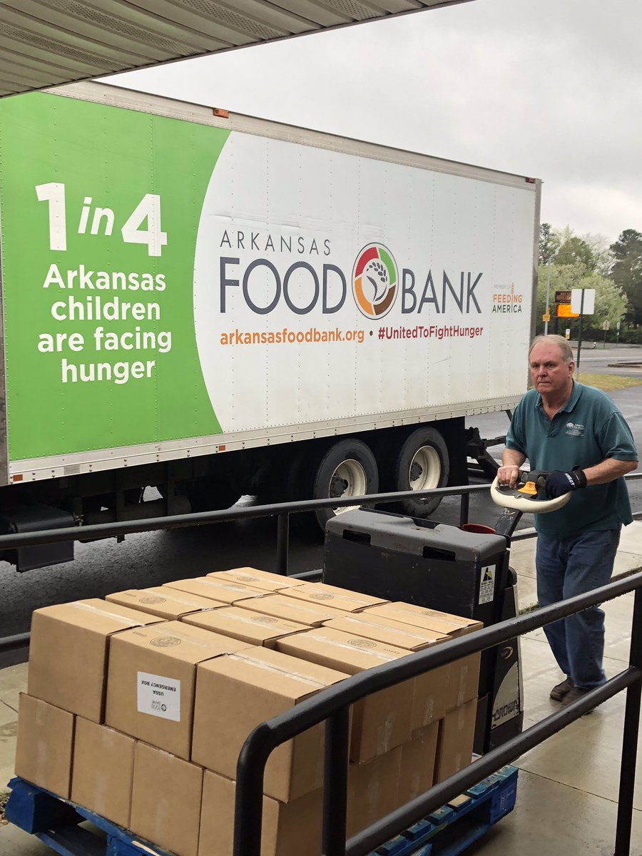 HSSD_Trojans's tweet photo. Thank you to @arfoodbank for delivering meal boxes to our Welcome Center! Families, please stop by the #HSSD Welcome Center at 702 Main Street for supplies, services, and meals available for FREE, between 8:00 am - 3:00 pm through Friday. https://t.co/Q09UhCWl94