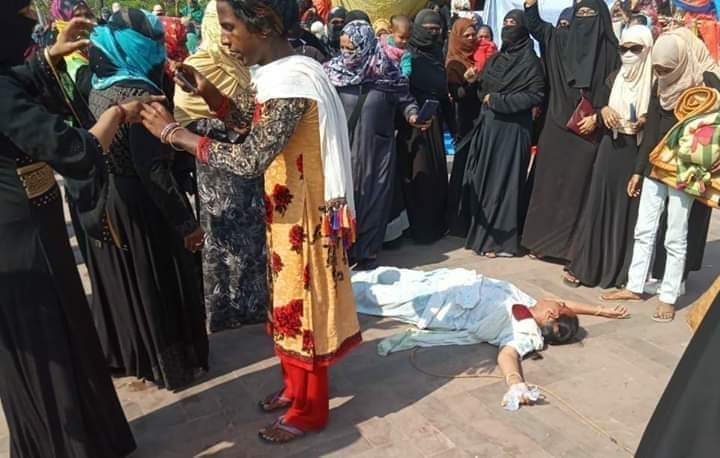 উত্তর প্রদেশে নাগরিকত্ত্ব আইনের বিরুদ্ধে বিক্ষোভরত মুসলিম নারীদের উপর মালাউন পুলিশের নির্যাতন।