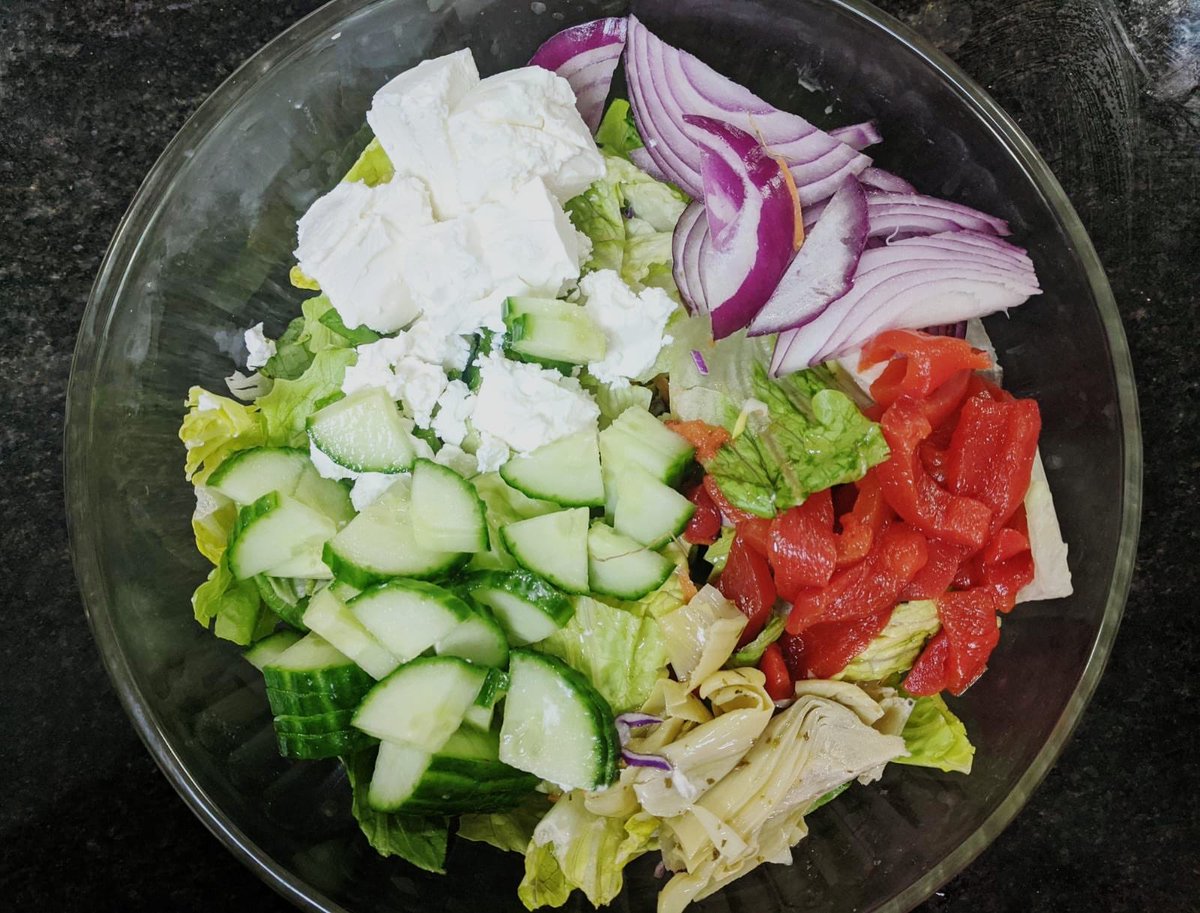 PoojaDesaiCooks's tweet photo. Quarantine Curfew Cooking Day 3 - whilst I get this urge to bake endless cakes and cookies trying to be healthy and made myself a salad instead with Cucumbers, Roasted Red Peppers, Onions, Artichokes Onions &amp; Feta on a heap of romaine lettuce and grated carrots. #StaySafeStayHome https://t.co/KNeMyc9rA5