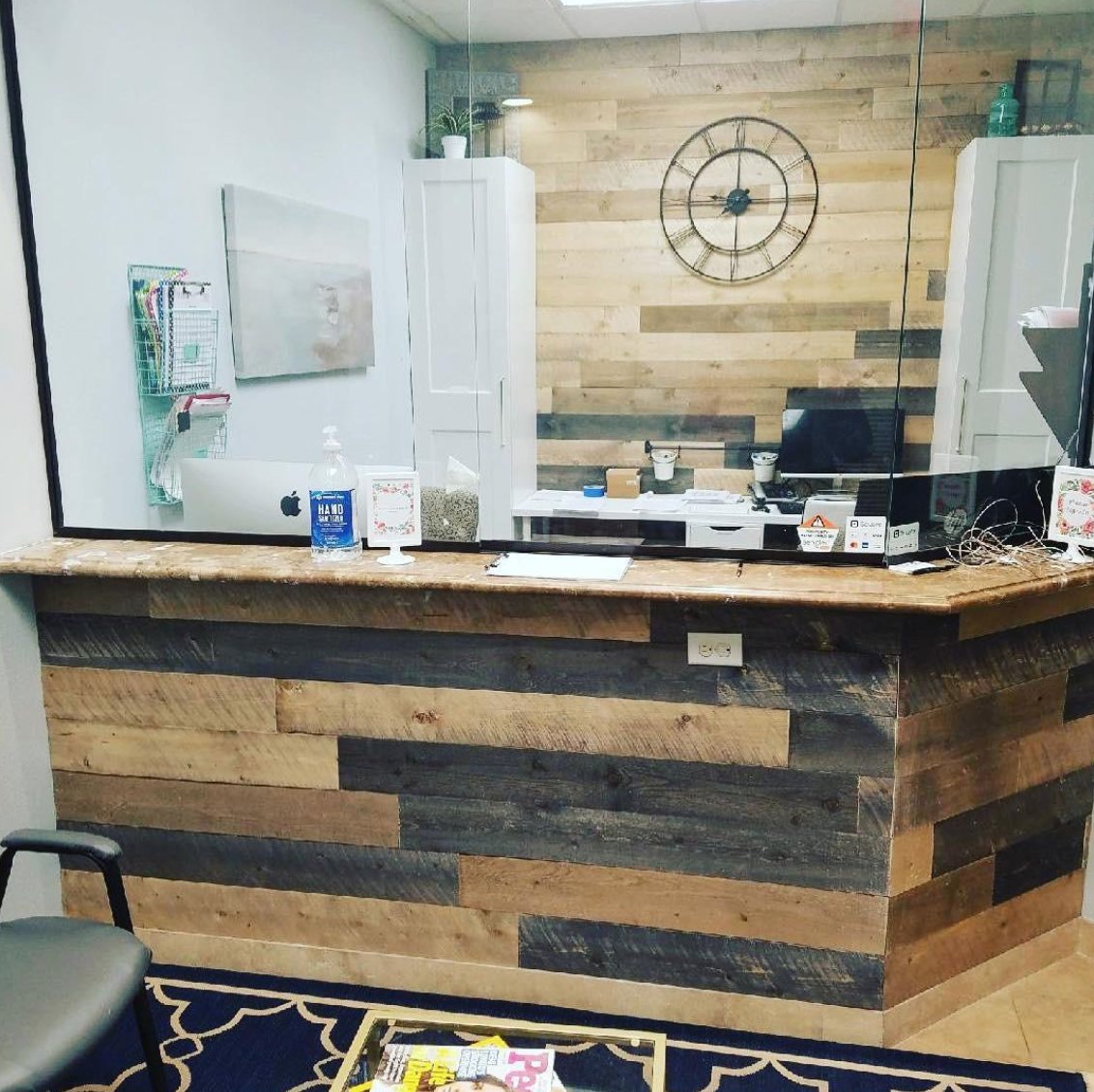 Reception upgrade 👌 

#cdawood #reception #lobby #commercialdesign #contractor #carpenter #woodworking #officedesign #workinstyle