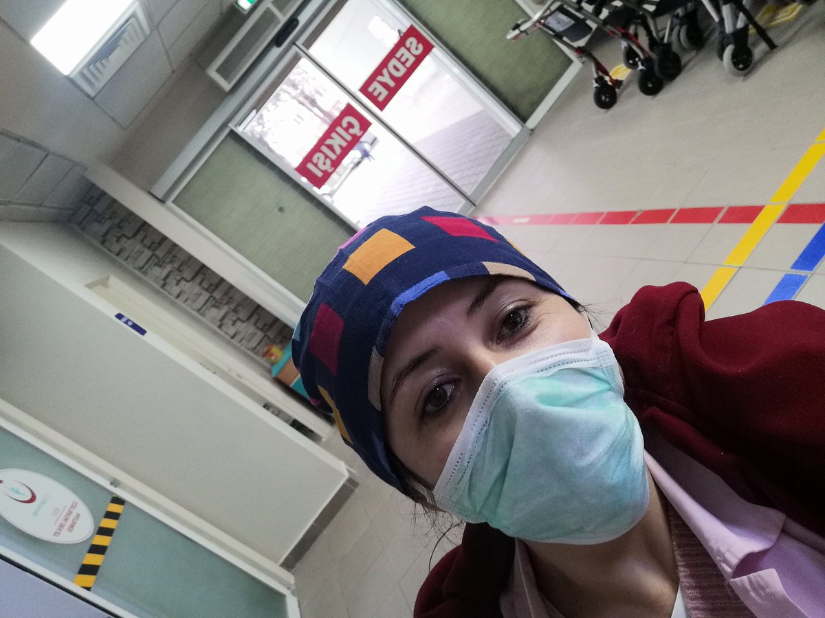 #SONDURUM
Siz bizi alkışlarken nöbetten çıkan biri olarak kendimi dezenfekte edip evlatlarıma sarılma cabasindaydim.
Kapıda karşılayan 5 yaşındaki evladıma odaya girip kapısını örtmesini benden uzak durmasını söylemek ne kadar zor tarif edilemez bir duygu. 😔 #SonDurumum  bu işte