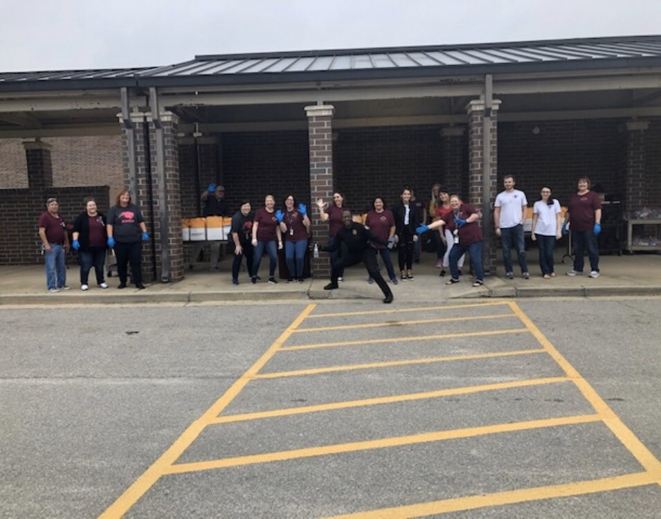 TeachGrowBloom's tweet photo. Part of our panther family that made today’s packet pick-up run so smoothly! THANK YOU! I am one lucky girl to be a part of this group! https://t.co/HNw8EiL2Sq