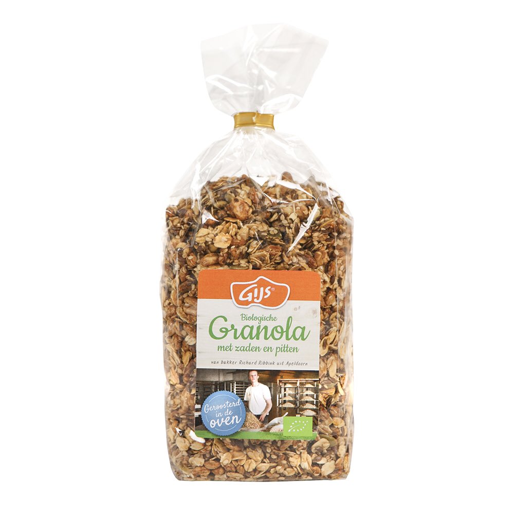 Richard Ribbink maakt #Gijs #granola met zaden, pitten en gepofte spelt in zijn #bakkerij. De granola’s van GIJS worden zachtjes op een lage temperatuur geroosterd in de oven.