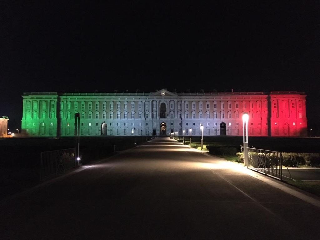 La facciata della nostra splendida Reggia è illuminata con i colori della bandiera nazionale.
Tutti uniti dal sud al nord in questa difficile lotta che presto vinceremo.

Perché noi siamo l’Italia.

#celafaremo #COVID2019italia  #coronavirus #casertanonhapaura #andratuttobene