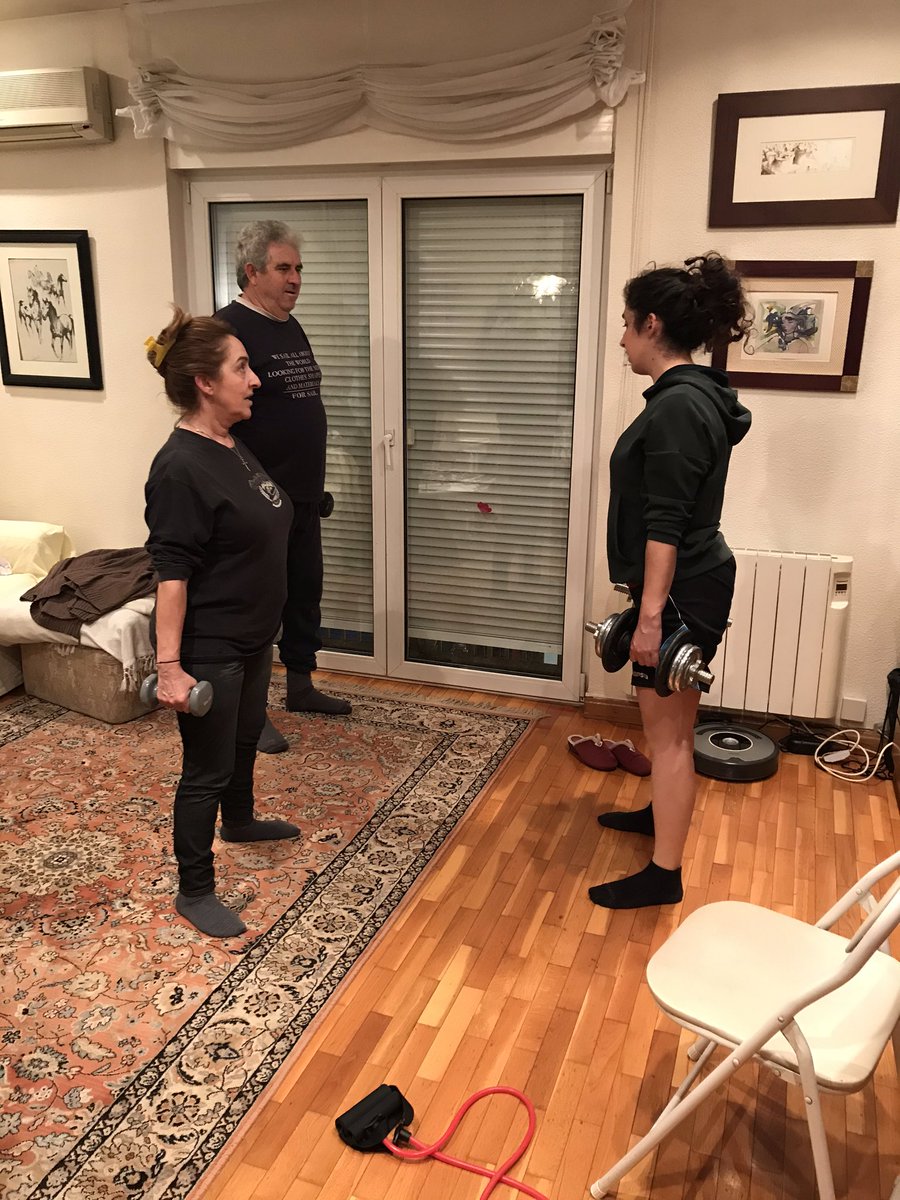 valibrea's tweet photo. Poniendo en práctica el entrenamiento que diseñamos en la asignatura #prescripciondelejerciciofisico  @Javier_Orquin  
Que mejor que aprovechar la cuarentena para hacer ejercicio en familia 🏃🏻🏃🏻‍♀️👨‍👩‍👧‍👦 https://t.co/BonrpvdYSz