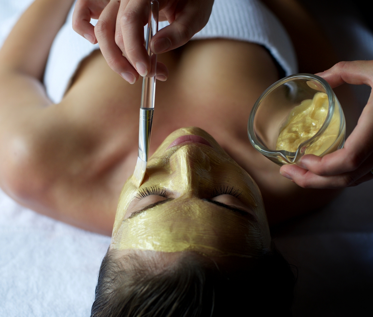 ***𝗧𝗿𝘂𝗳𝗳𝗹𝗲𝘀𝗾𝘂𝗲*** Giving the golden glow! This amazing anti aging mask is clinically proven to improve skin hydration and improve skin after one application. This mask features in our Champagne and Truffles treatment. Call us today to book 01603 813424