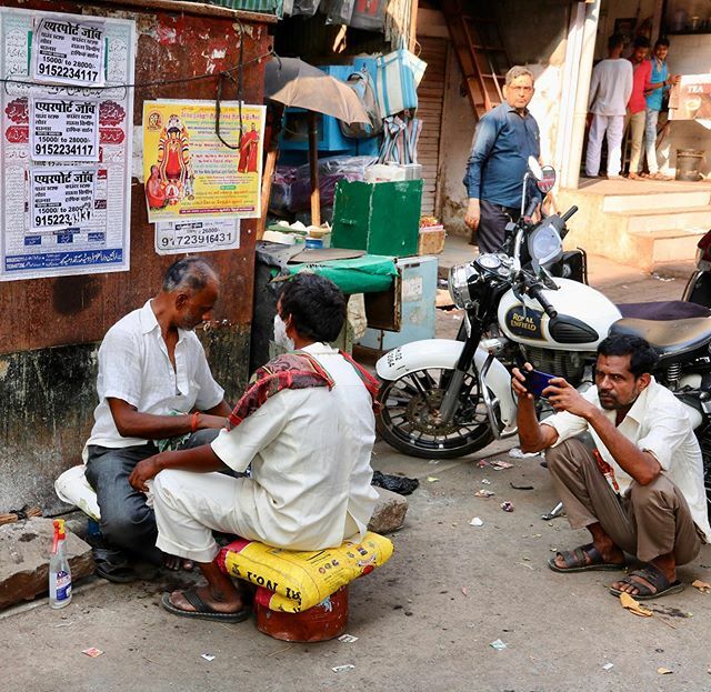 danisfootprints's tweet photo. Deep respect for the #barber being able to work like this #barbershop in #india #incredibleindia https://t.co/KuKNNlc7Py https://t.co/i6GRX8NRDo