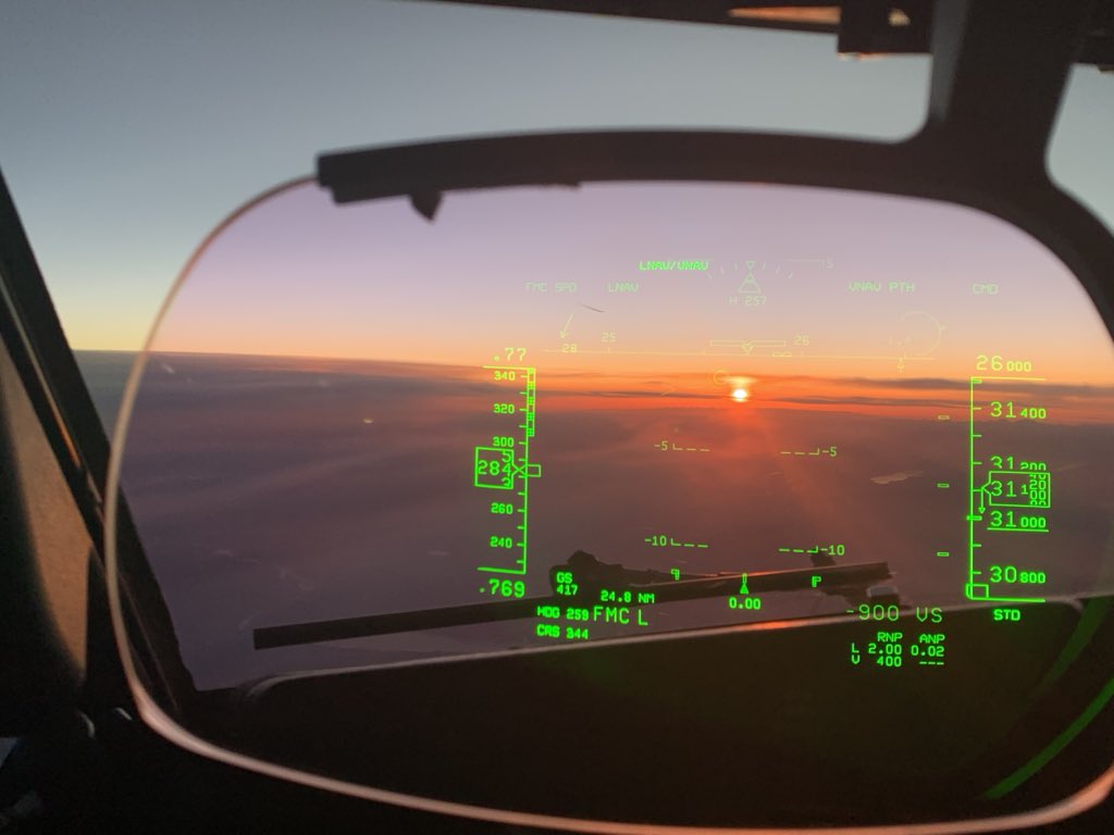 lonlowe's tweet photo. #flightdeckmonday ?? #marchsunset #headsupdisplay #springiscomingsoon #pnw #cascademountains #transcon #phl-sea https://t.co/BMAVnFQhwj