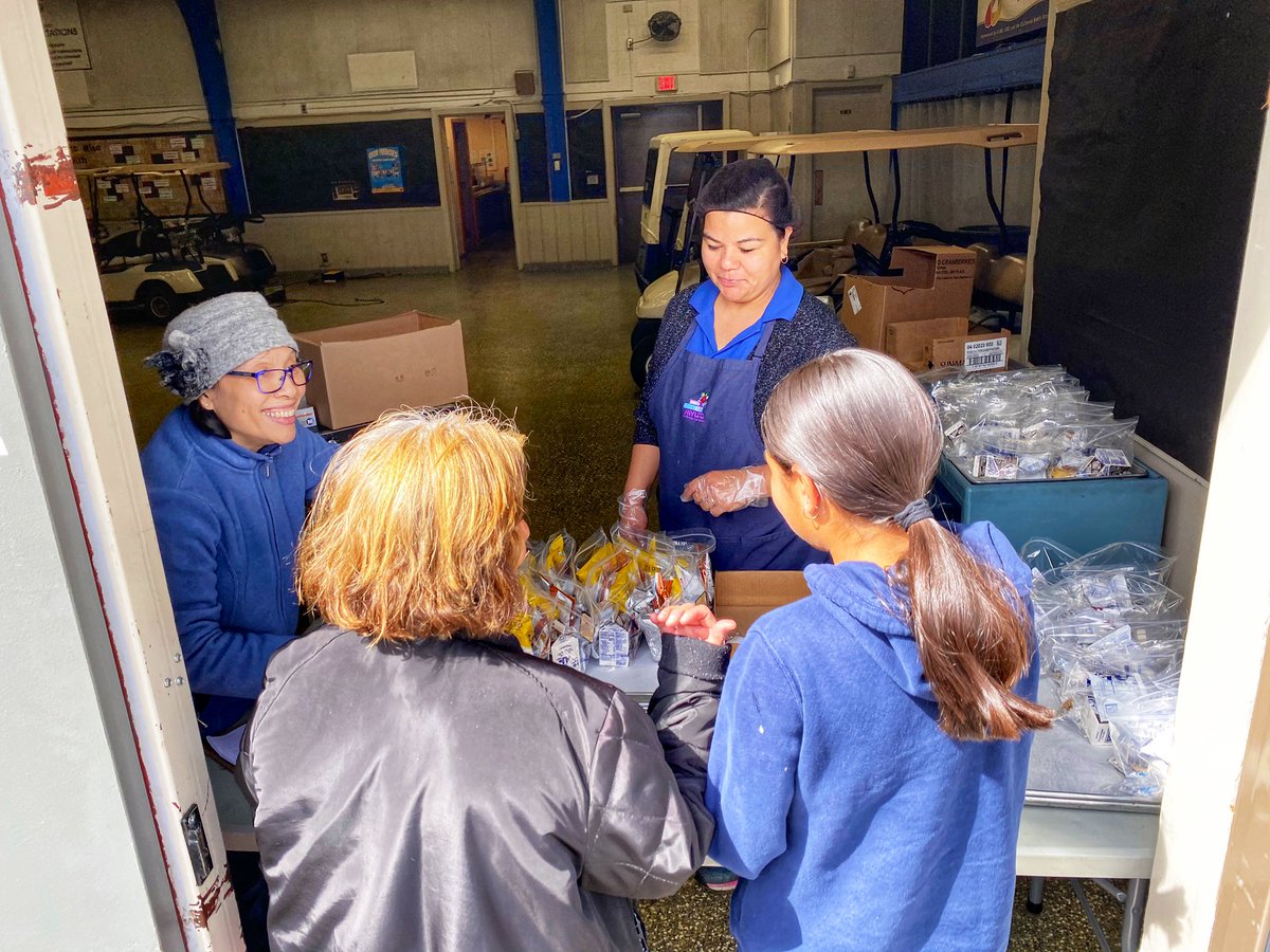 SMMSMV's tweet photo. Grab and Go lunches will continue to be given to students at our Heacock parking lot until April 30th from 11AM to 1 PM. #MVUSDLiftToRise  #lunchtime @MorenoValleyUSD https://t.co/FBlarjbMlL