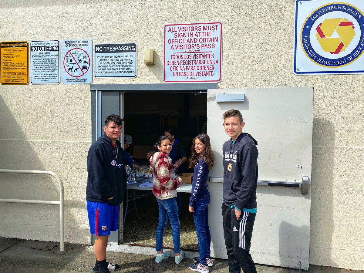 SMMSMV's tweet photo. Grab and Go lunches will continue to be given to students at our Heacock parking lot until April 30th from 11AM to 1 PM. #MVUSDLiftToRise  #lunchtime @MorenoValleyUSD https://t.co/FBlarjbMlL