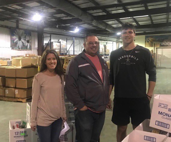 DavieCountySch's tweet photo. It warms the heart to see our Davie County community come together in such a huge way! Davie High Hunger Fighters has been working hard and students, parents and community volunteers continue to deliver hundreds of meals, with the help of local churches and businesses. #DCSCares https://t.co/vNuUPa73nm