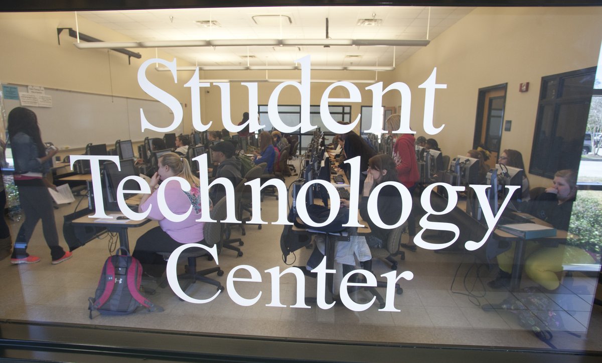The Student Technology Center in Fayard will continue to operate from 7:30 am to 5 pm Monday-Thursday and 7:30 am to 12:30 pm on Friday. It will look much different than the photo below 👇 as we enforce social distancing. #LionUpOnline