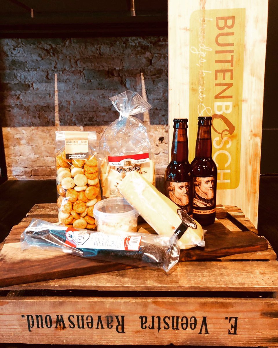 Bestel nu online deze heerlijke weekendborreltas met o.a. 2 Blonde van Maurits biertjes van het <a href="/Het_Mauritshuis/">Mauritshuis Blokzijl</a> en old gaellemuunkaas, fuet, peppedewtapenade enz. voor slechts € 17,50 wordt deze bij je aan huis bezorgd: buitenbosch.nu/broodjes#beste…